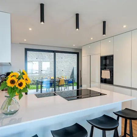 Apartment Nero - Pool & Ocean View By Lovelystay *