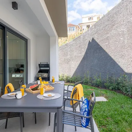 Apartment Nero - Pool & Ocean View By Lovelystay
