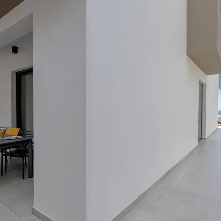 Nero - Pool & Ocean View By Lovelystay Apartment
