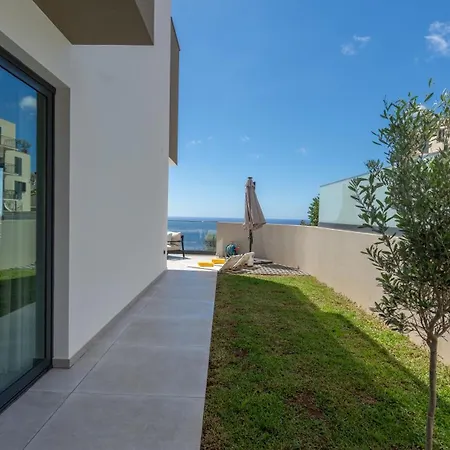 Nero - Pool & Ocean View By Lovelystay Apartment